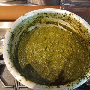 本日のメニューは、ほのかにハーブ香るチキンカレーとほうれん草とひよこ豆のサグカレーです。 皆様のお越しをお待ちしております✨