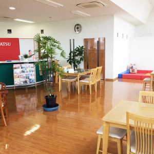 明るく広々とした店内