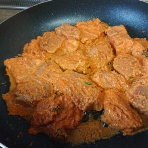 おはようございます。☀️  お天気は、☁️くもりですが元気いっぱい参りましょう。  さて、本日のカレーは  ほろほろに煮込んだスパイシーポークマサラ。  さらっとバターチキンです。  どちらも、たんぱく質抜群のパワーフードですかね✨  皆様の笑顔のため。  本日も、皆様のお越しをお待ちしております✨
