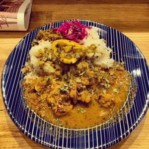 おはようございます。☀️  からっとして気持ちの良い陽気ですね。   本日のカレーは  にらとひよこ豆のカレー  久しぶりに登場です。 ほのかにハーブ香るやさしいチキンカレー です。  皆様のお越しをお待ちしております✨