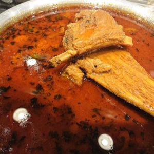 おはようございます。☀️  本日も、爽やかですね！皆様が心安らぐ日でありますように。   本日のカレーは  ポークビンダルー （お酢のきいたスペアリブのカレー）  ほのかにハーブ香るやさしいチキンカレーです。  皆様のお越しをお待ちしております✨
