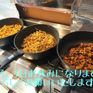 おはようございます。☀️  今日は、曇りですね！  こんな日も、パワーフードを食べて元気に参りましょう✨   本日のカレーは  スパイシーさばキーマカレー （いつもの、やさしいさばキーマより、辛くないけどスパイシーな香りが楽しめると思います。）   ごぼうキーマ   やさチキンカレー   皆様のお越しをお待ちしております✨