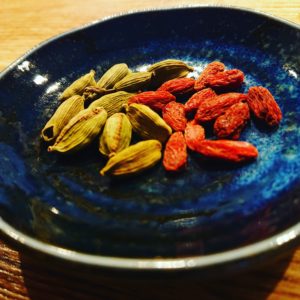 おはようございます。☀️  本日も、梅雨空ですが心穏やかに参りましょう。   本日のカレー  しめじとひよこ豆のカレー  ナッツのエビカレー  やさしいチキンカレー  皆様のお越しお待ちしております。