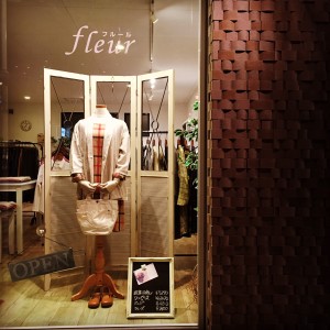 はじめまして。大人の普段着のお店fleur（フルール）です。
